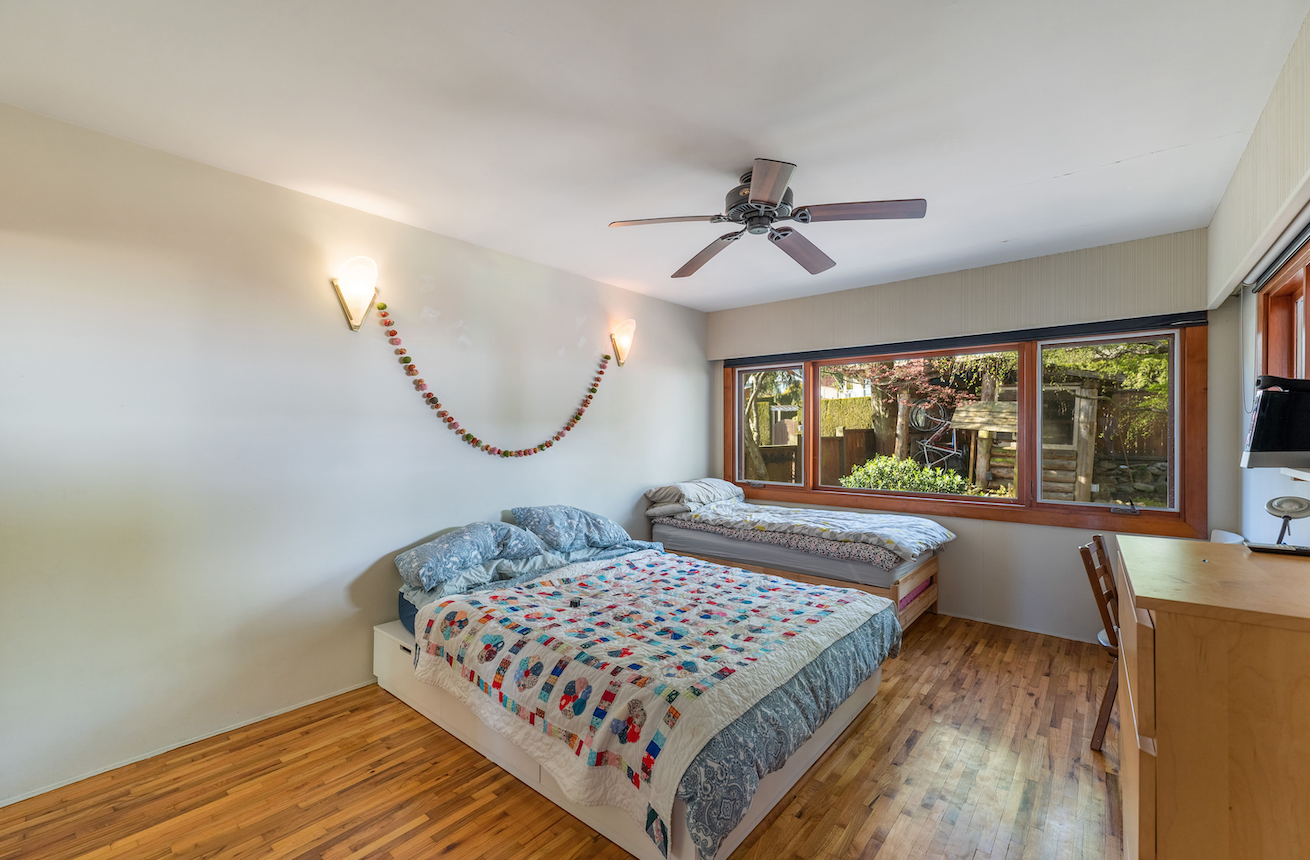 COZY FAMILY HOME IN THE HEART OF AMBLESIDE- 1488 Palmerston Avenue, West Vancouver